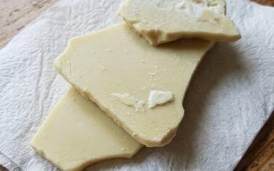 Questa mattina sono andata nella stanza di mio figlio a pulire. Quando ho provato a passare l’aspirapolvere sotto il letto, ho improvvisamente scoperto questo. Sono qui a guardarlo da un po’, ma ancora non riesco a capire cosa sia. Qualcuno sa cos’è questo? Controlla il primo commento per la risposta