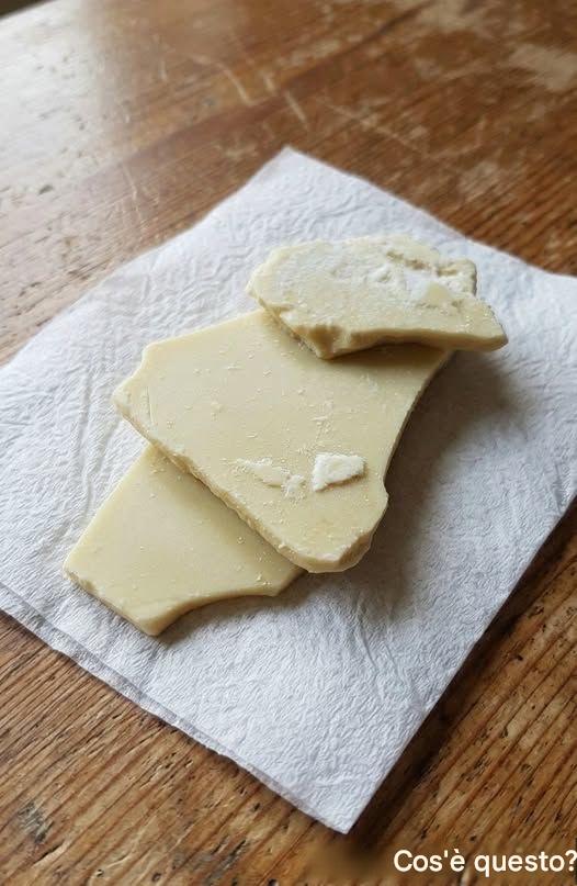 Questa mattina sono andata nella stanza di mio figlio a pulire. Quando ho provato a passare l’aspirapolvere sotto il letto, ho improvvisamente scoperto questo. Sono qui a guardarlo da un po’, ma ancora non riesco a capire cosa sia. Qualcuno sa cos’è questo? Controlla il primo commento per la risposta