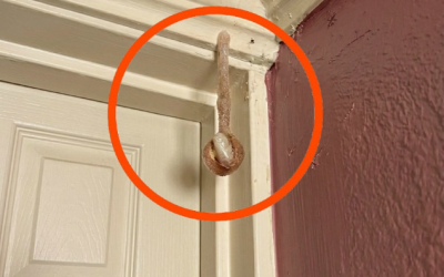 Io e mio marito abbiamo prenotato una stanza durante la nostra vacanza. Nella stanza d’albergo, ho scoperto questo. Lo sto guardando da mezz’ora ormai, ma ancora non riesco a capire cosa sia. Qualcuno lo sa? Controlla il primo commento per la risposta