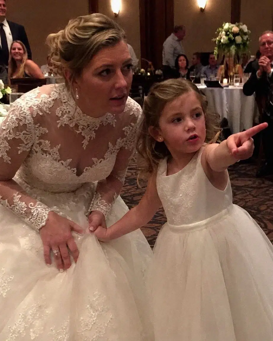Mia figlia mi ha tirato l’abito da sposa e ha detto: “Ho visto il mio neo papà e lo zio Peter fare qualcosa di brutto” – Quello che ho fatto dopo ha scioccato tutti i 200 invitati