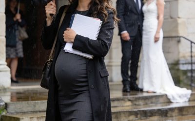 Si presentò per firmare le carte del divorzio all’ottavo mese di gravidanza… e quello stesso giorno vide suo marito sposare la sua amante, sorridendo come se avesse perso tutto… Lui non sapeva che lei se ne stava andando portando con sé un segreto che avrebbe distrutto tutto ciò che credeva di aver conquistato.