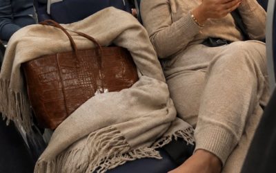 Una donna ha preso il mio posto sull’aereo: la figlia maggiore ha tirato fuori dallo zaino lasciando tutti i passeggeri senza parole.