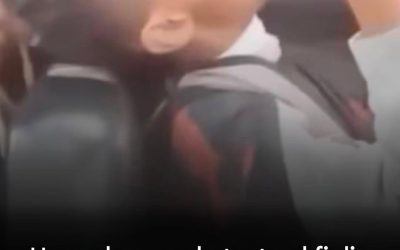 Un padre rasa la testa al figlio per aver bullizzato un compagno malato di cancro. Un video virale ha riacceso il dibattito sui social media: un padre ha punito il figlio rasandogli la testa dal barbiere dopo aver scoperto che aveva ripetutamente preso di mira un compagno malato di cancro. Nel video, il ragazzo piange, urla e supplica mentre il padre rimane impassibile. L’episodio è avvenuto negli Stati Uniti e ha suscitato migliaia di reazioni: alcuni sostengono il gesto come una lezione contro il bullismo; altri lo considerano un’umiliazione eccessiva. La controversia ha riacceso il dibattito sulla prevenzione del bullismo scolastico e sul ruolo delle famiglie e delle istituzioni. Cosa ne pensi di questa situazione?
