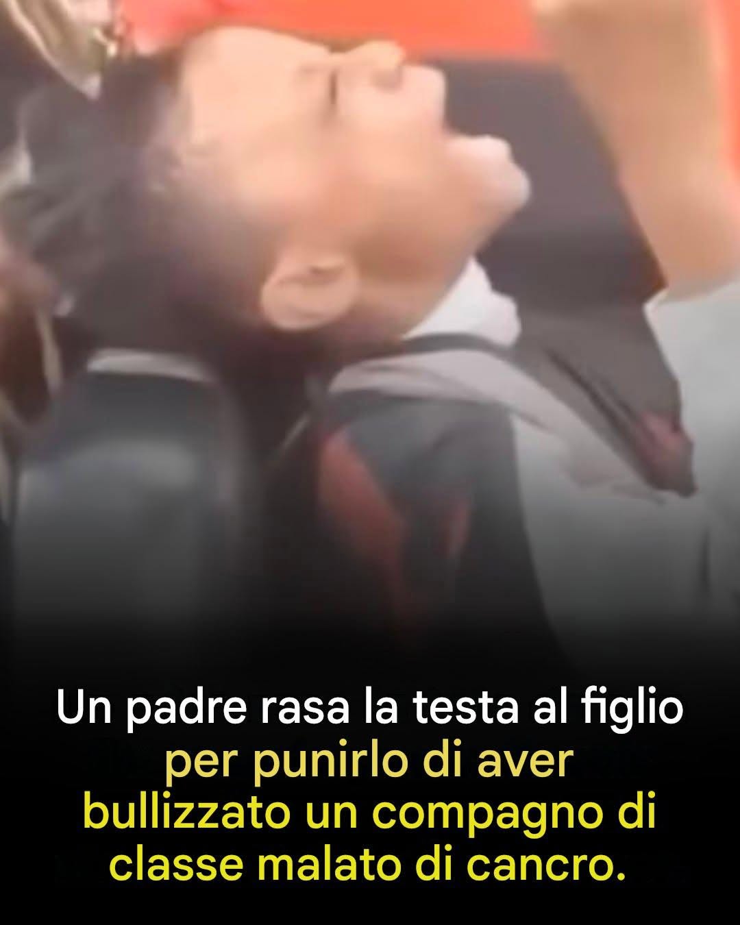 Un padre rasa la testa al figlio per aver bullizzato un compagno malato di cancro. Un video virale ha riacceso il dibattito sui social media: un padre ha punito il figlio rasandogli la testa dal barbiere dopo aver scoperto che aveva ripetutamente preso di mira un compagno malato di cancro. Nel video, il ragazzo piange, urla e supplica mentre il padre rimane impassibile. L’episodio è avvenuto negli Stati Uniti e ha suscitato migliaia di reazioni: alcuni sostengono il gesto come una lezione contro il bullismo; altri lo considerano un’umiliazione eccessiva. La controversia ha riacceso il dibattito sulla prevenzione del bullismo scolastico e sul ruolo delle famiglie e delle istituzioni. Cosa ne pensi di questa situazione?