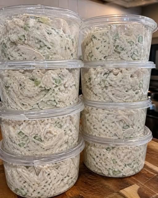 Zero carboidrati Questa insalata di pollo è un vero cambiamento — zero punti ed è al 100% deliziosa! Ce l’ho fatta per 4 settimane di fila e non mi sono ancora stancato. Onestamente, sono dipendente! Devo esprimere qualcosa per continuare a ricevere le mie ricette… Grazie. Ricetta completa nel primo commento