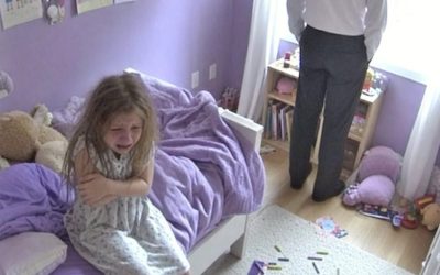 “911, cosa sta succedendo lì, tesoro?” chiese, abbassando la voce fino a farla quasi sussurrare.