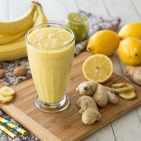 Sorseggia il tuo benessere: la guida definitiva al rinfrescante frullato di banana, limone e zenzero
